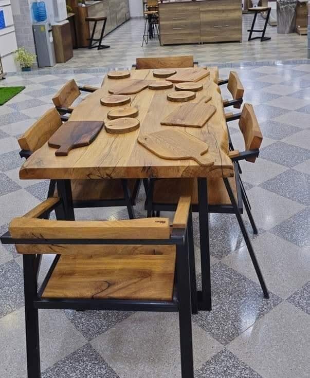 TABLE en Chêne Doré- chaleur , style et élégance naturelle.