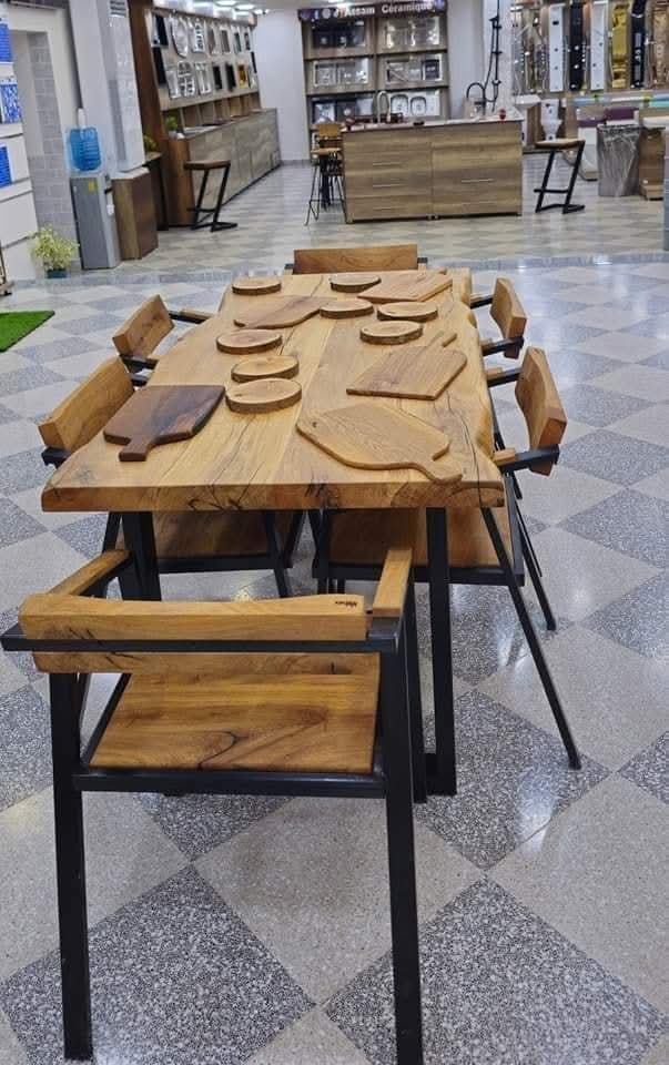 TABLE en Chêne Doré- chaleur , style et élégance naturelle.