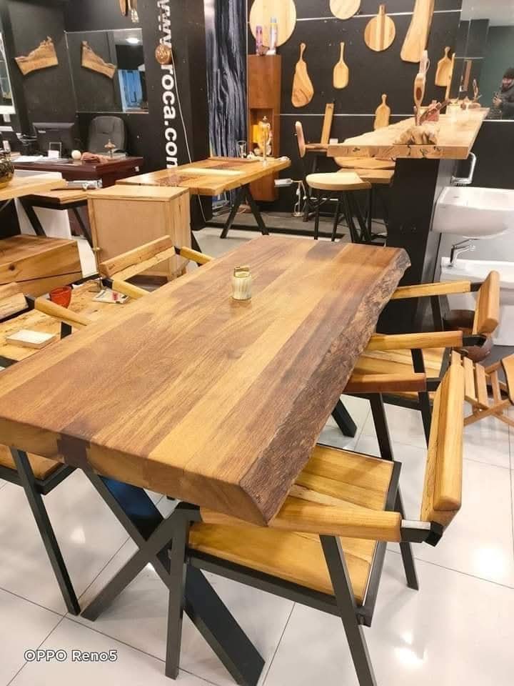 TABLE en Chêne Doré- chaleur , style et élégance naturelle. – Image 3