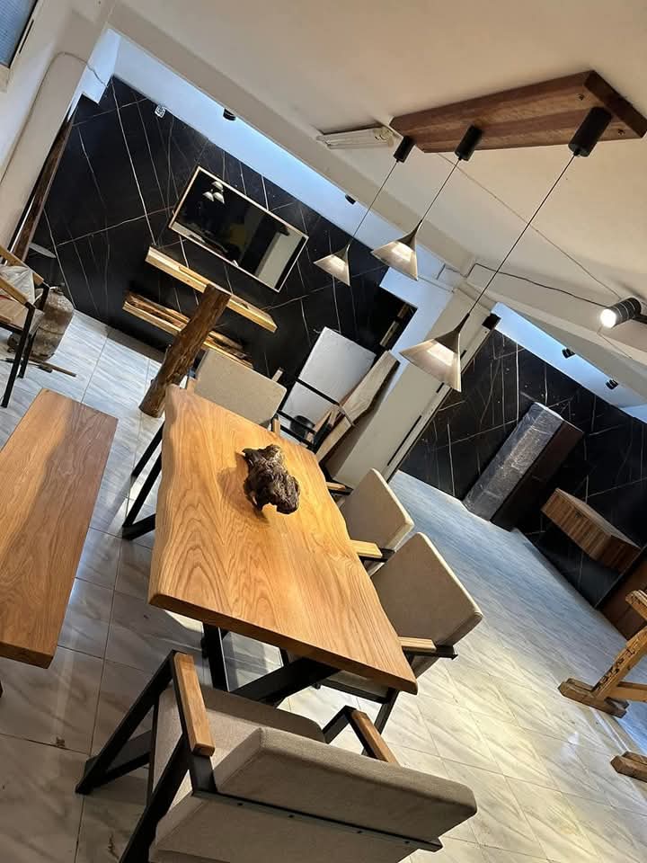 TABLE en Chêne Doré- chaleur , style et élégance naturelle. – Image 6